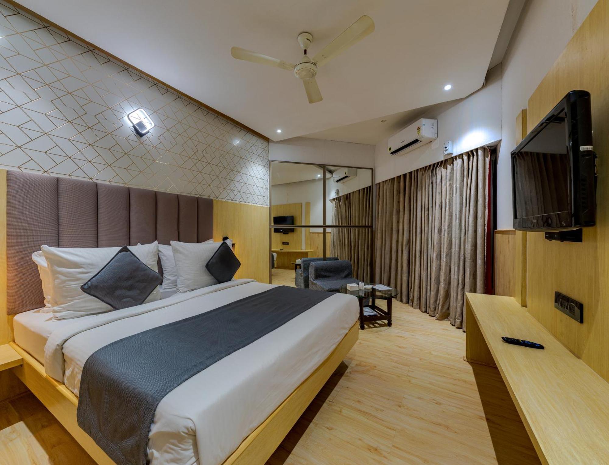 Hotel Surya Executive 3 Star Hotel Solapur Exterior photo